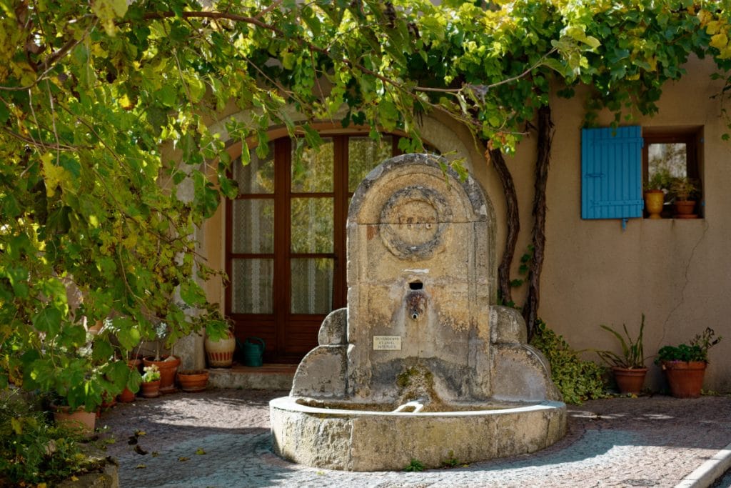 Fontaine rue du portail Matheron -Beaumont-de-Pertuis. Vaucluse