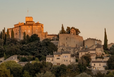 Vue de face du château d'Ansouis situé dans le Luberon sud.