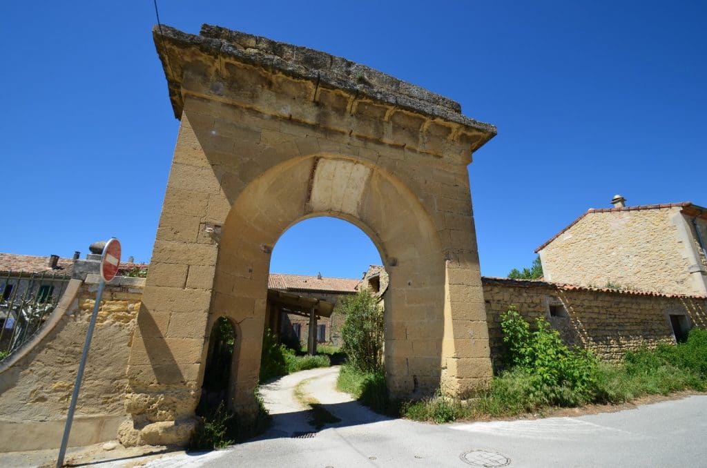 La porte de la Fabrique de Villelaure