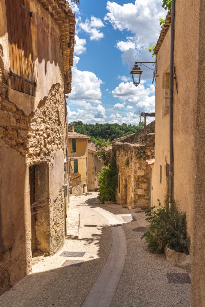 La rue du Portail Romieu de La Tour d aigues