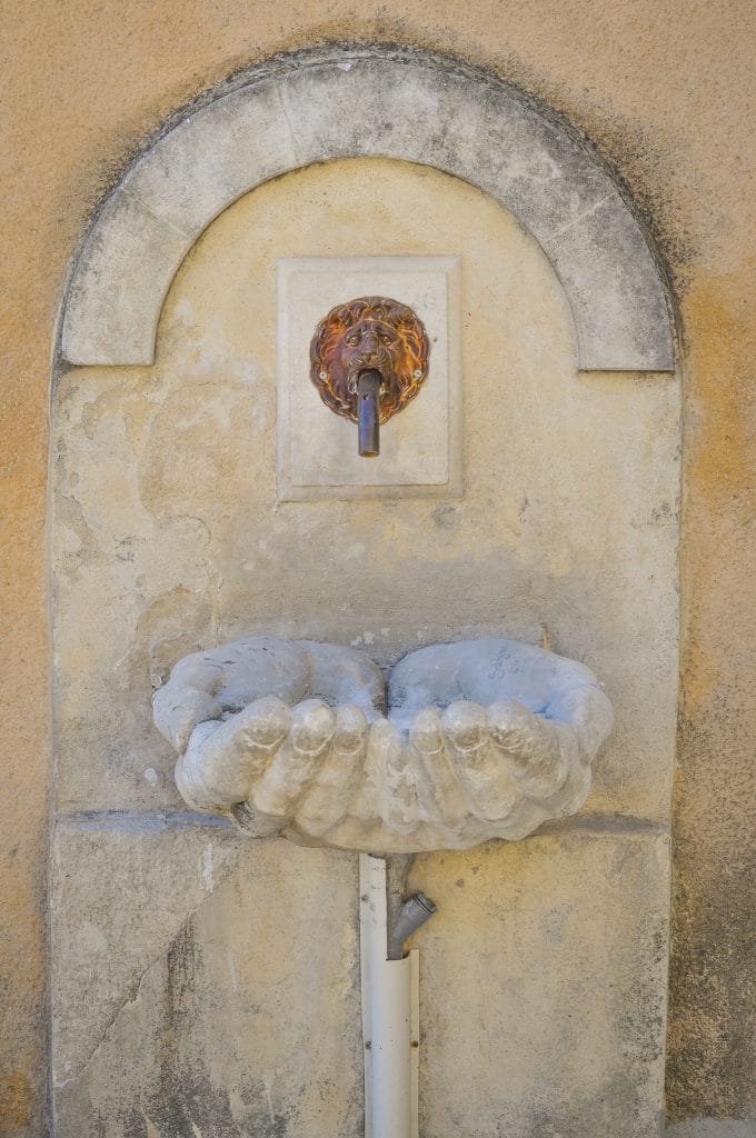 fontaine-mains-geante-mini-lion