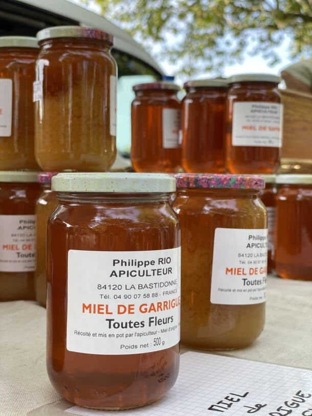 Pot de miel sur les stands de marché
