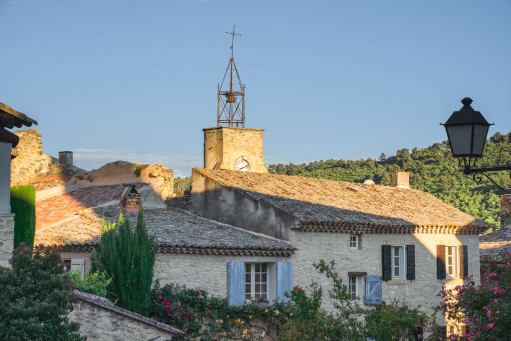 Campanile-Ansouis-Lubeorn-Sud-Tourisme