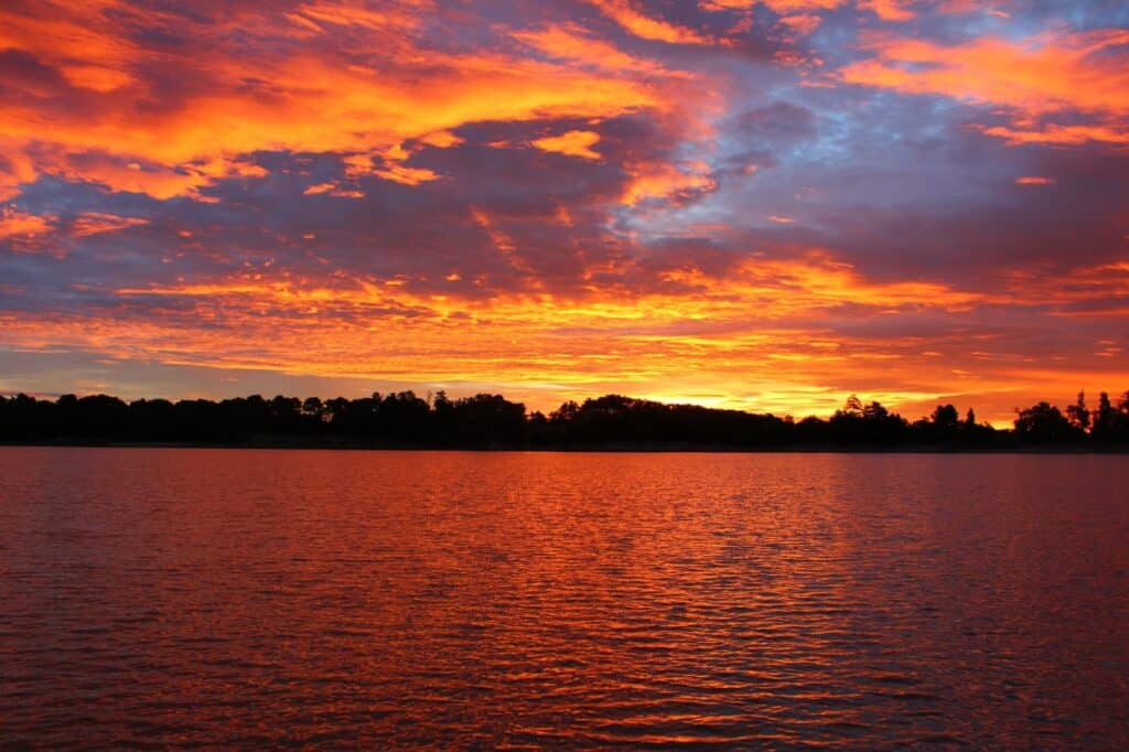 Coucher de soleil à l'Étang de la Bonde © Camille Moirenc pour Luberon Sud Tourisme