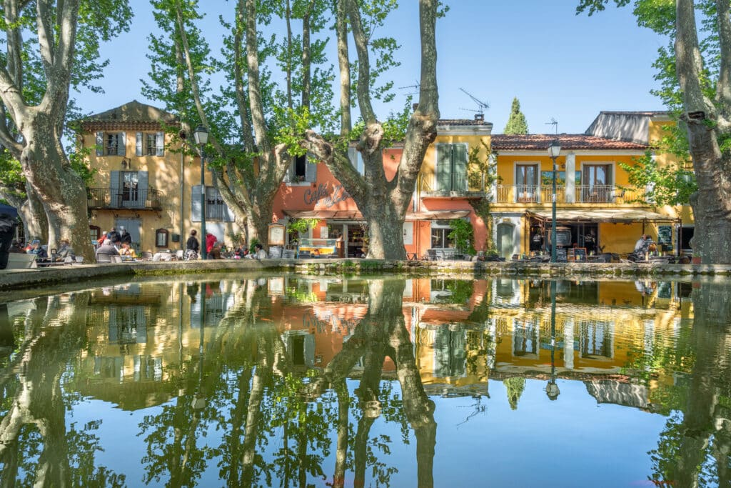 La place de l'Étang à Cucuron