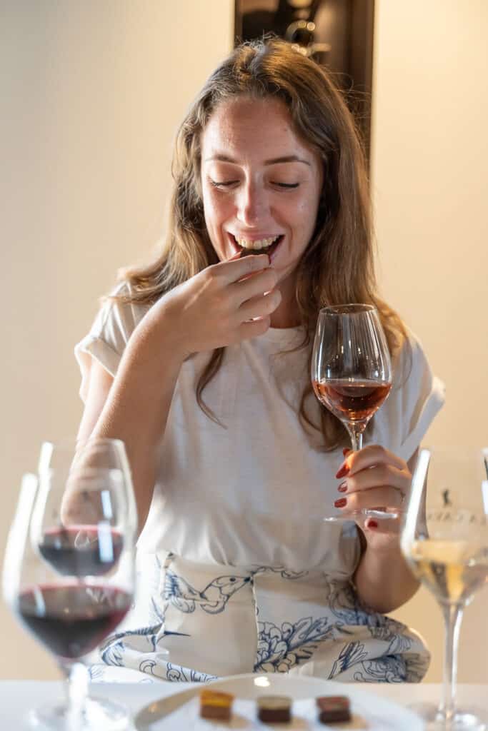 Noter gourmandise se réveille en dégustant le vin avec le chocolat
