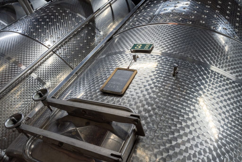 Visite du chai de vinification avec le pressoir et les cuves en inox
