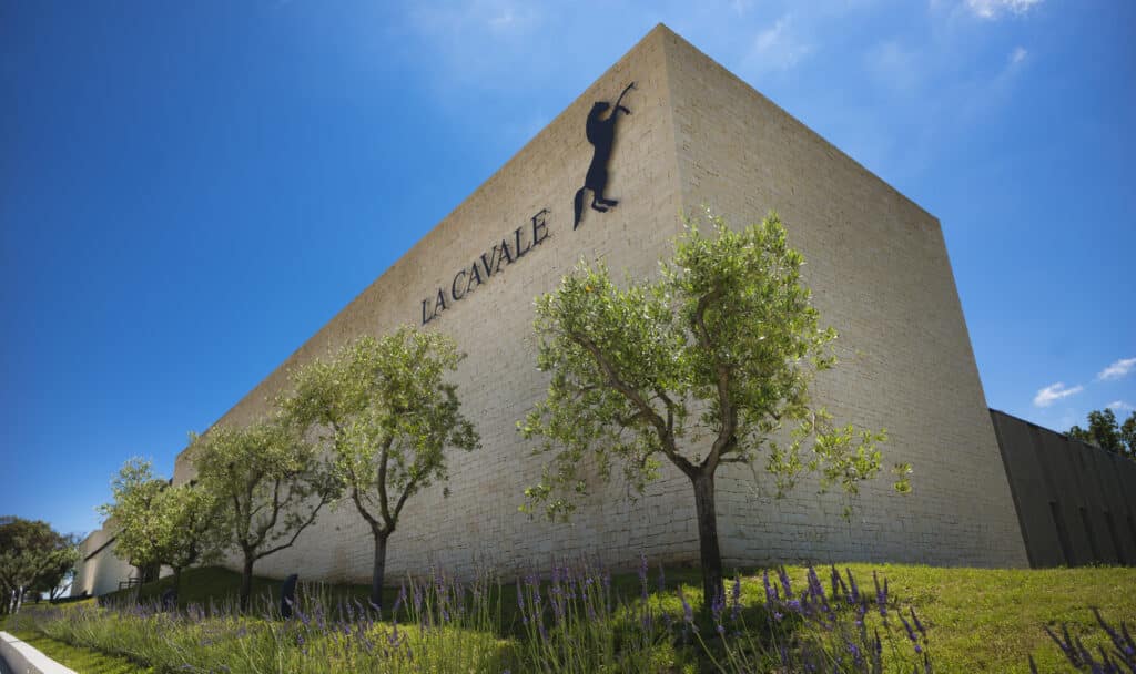 Façade de La Cavale à Cucuron, architecture signé Jean-Michel Wilmotte