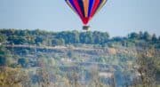 montgolfière et paysage de provence