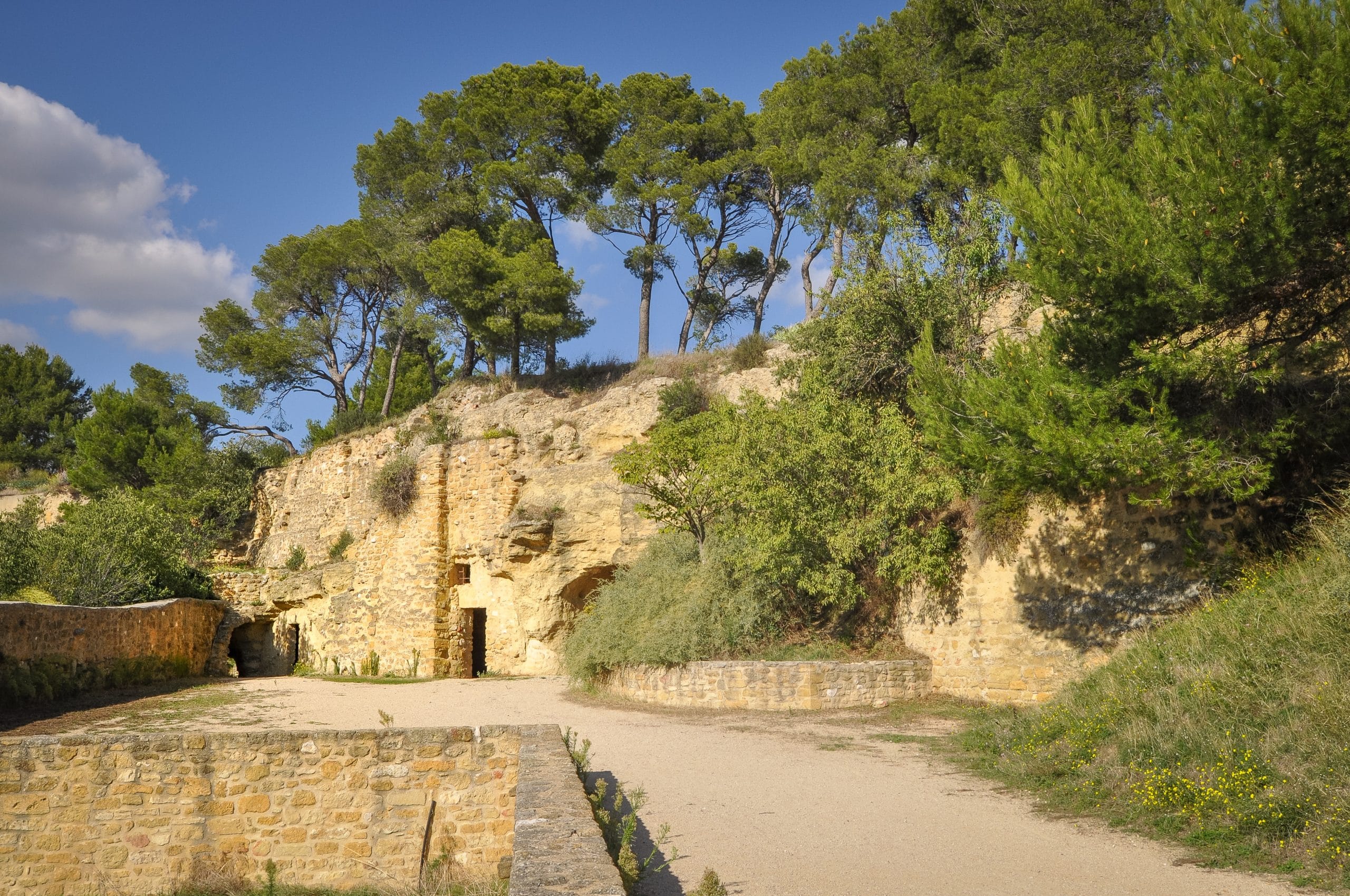village-cadenet-troglodytes